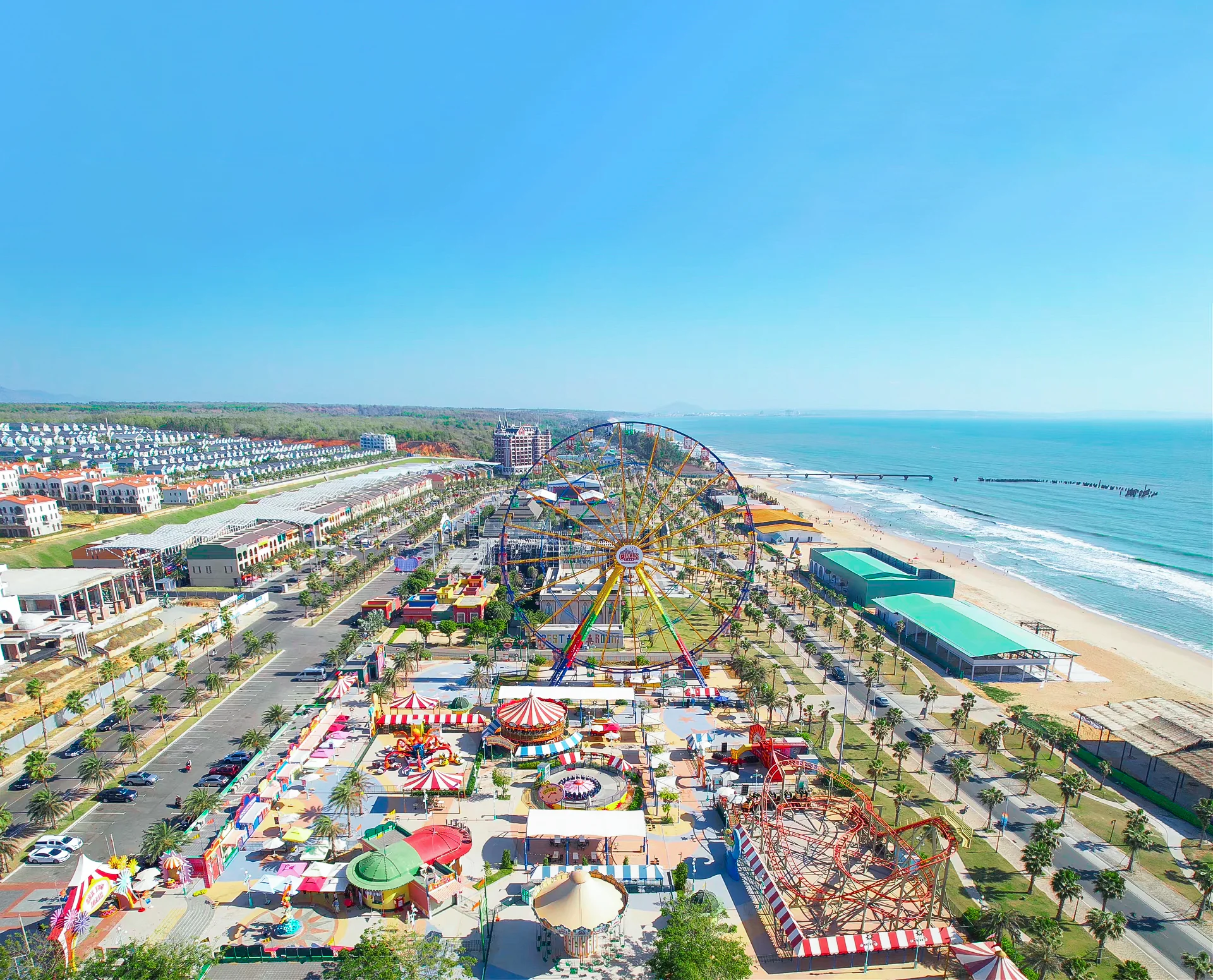 Toàn cảnh flycam NovaWorld Phan Thiet với vùng trời xanh, công viên giải trí và bờ biển